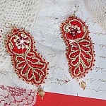 BO Renaissance brod&eacute;es avec des toupies Ruby en Cristal &agrave; laquelle s'ajoute des rocailles aux couleurs Opaque Rouge et Beige, facettes Antiques Beige et Cristal Gold, crochets Gold FIlled 14 carats
